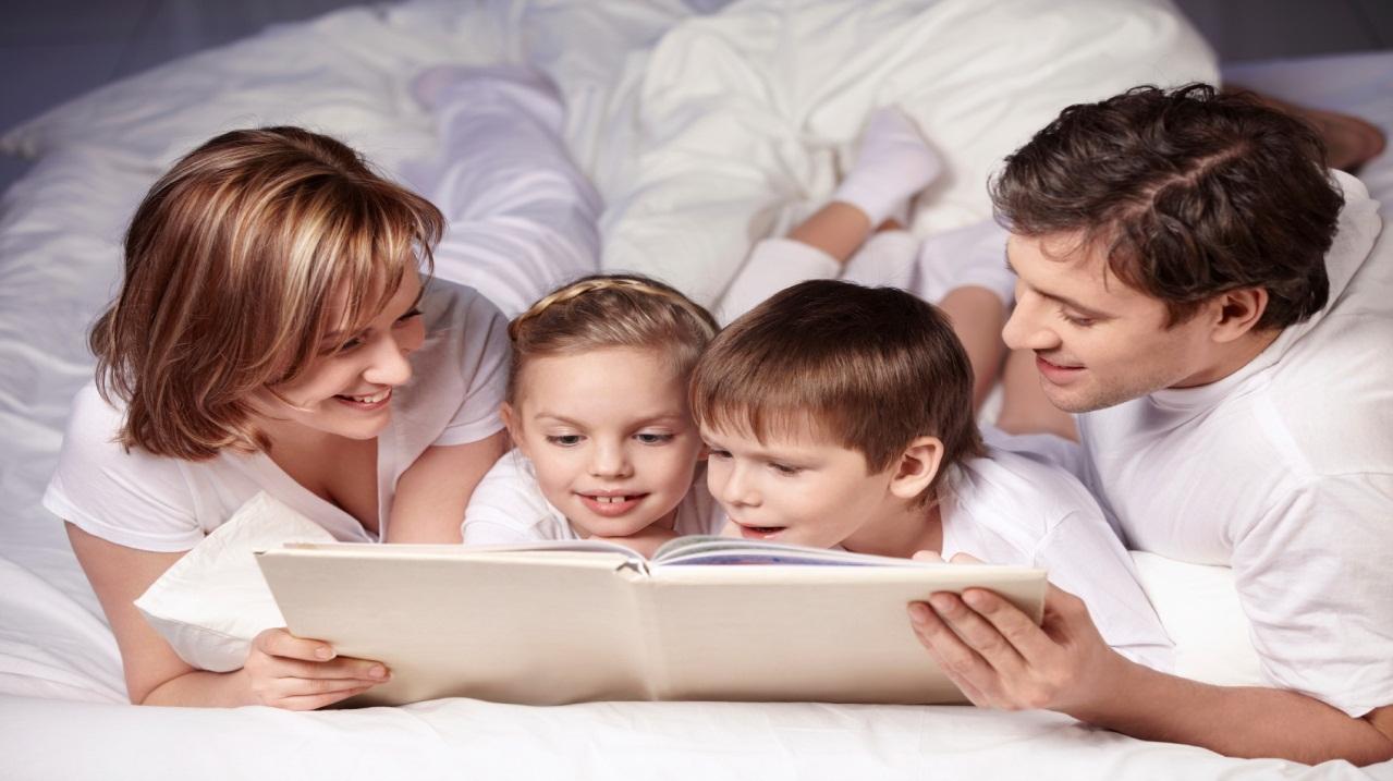 Читаем всей семьей конкурс. Читаем всей семьей. Семья читает книгу. Читающая семья конкурс. Фото семьи, где детям читают вслух.