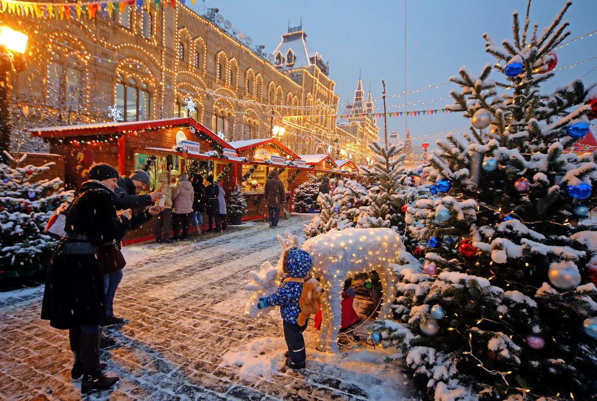 Январь куда пойти. Зимняя ГУМ ярмарка красная площадь. Новогодняя Москва. Рождество на красной площади. Зима праздник.