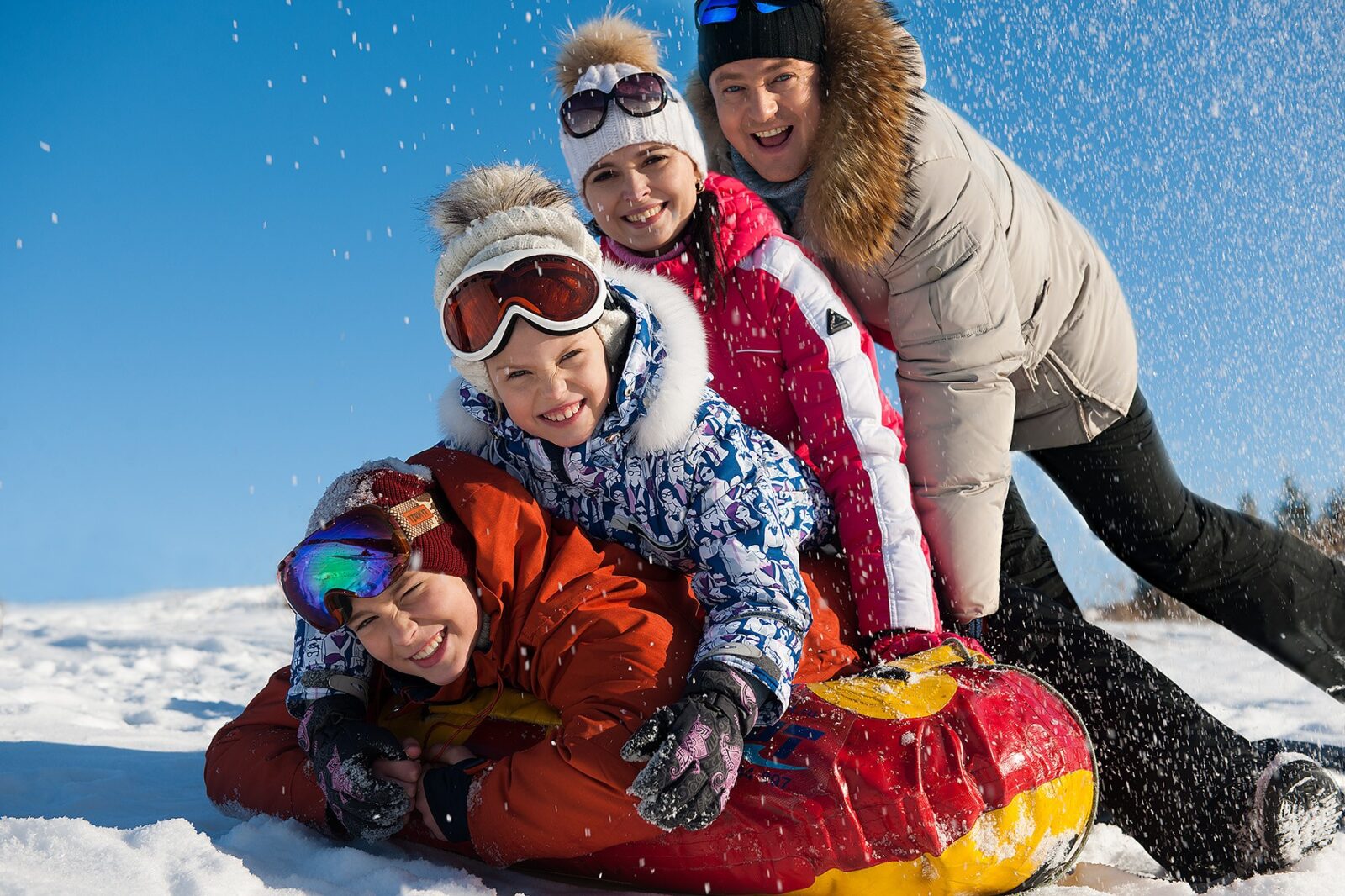 Год семьи год путешествий. Зимние развлечения. Развлечения зимой. Зимние забавы для всей семьи. Дети зимой.